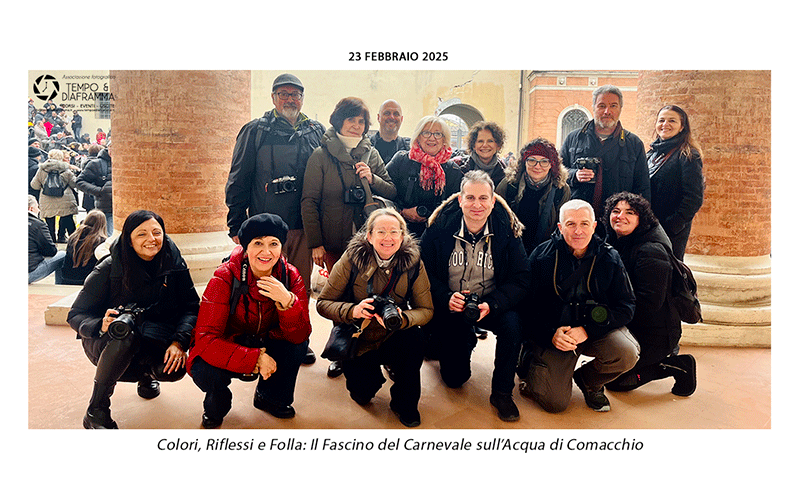 Colori, Riflessi e Folla: Il Fascino del Carnevale sull’Acqua di Comacchio